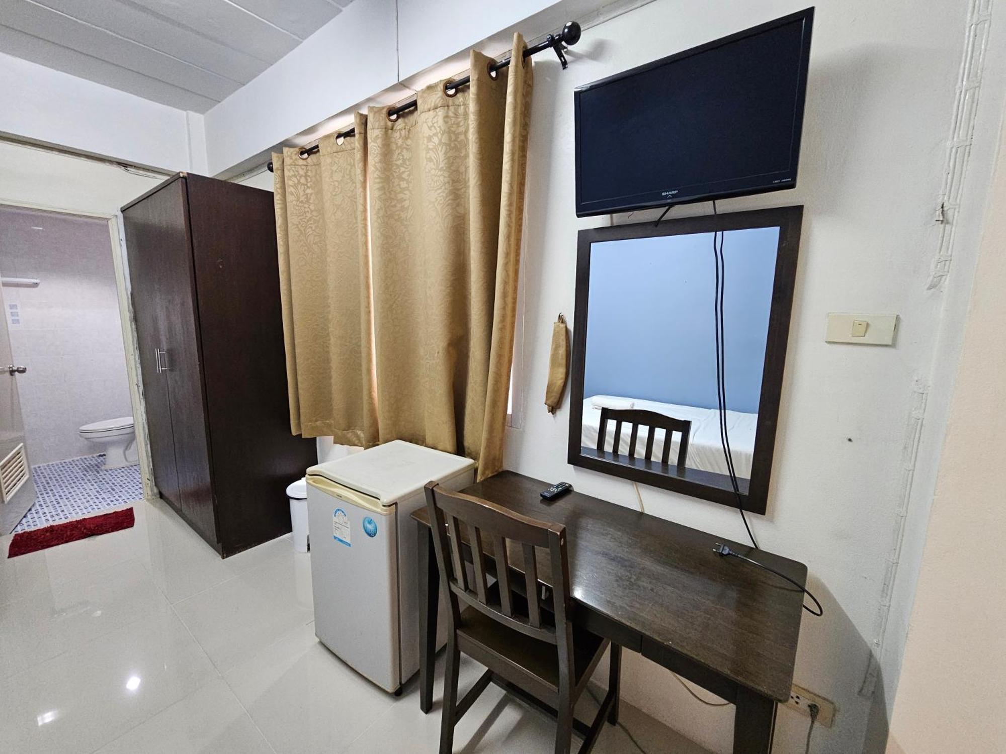 Si Fah At Bangsaen Hotel Ban Rong Khoei Exterior photo